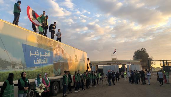 Un camión perteneciente a un convoy de ayuda humanitaria para la Franja de Gaza frente a la puerta fronteriza de Rafah, Egipto, el 17 de octubre de 2023. (Foto de EFE)