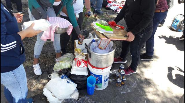 Una señora, que llegó desde Piura, vende ceviche y otros platos afuera del Atahualpa. (Foto: Arturo León / Enviado Especial)