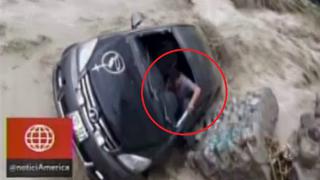 Cañete: hombre se salva de morir al cruzar el río con su auto