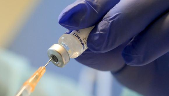 Imagen referencial. Un trabajador de la salud se prepara para administrar una inyección de una vacuna rusa contra el coronavirus. (EFE / EPA / Szilard Koszticsak).