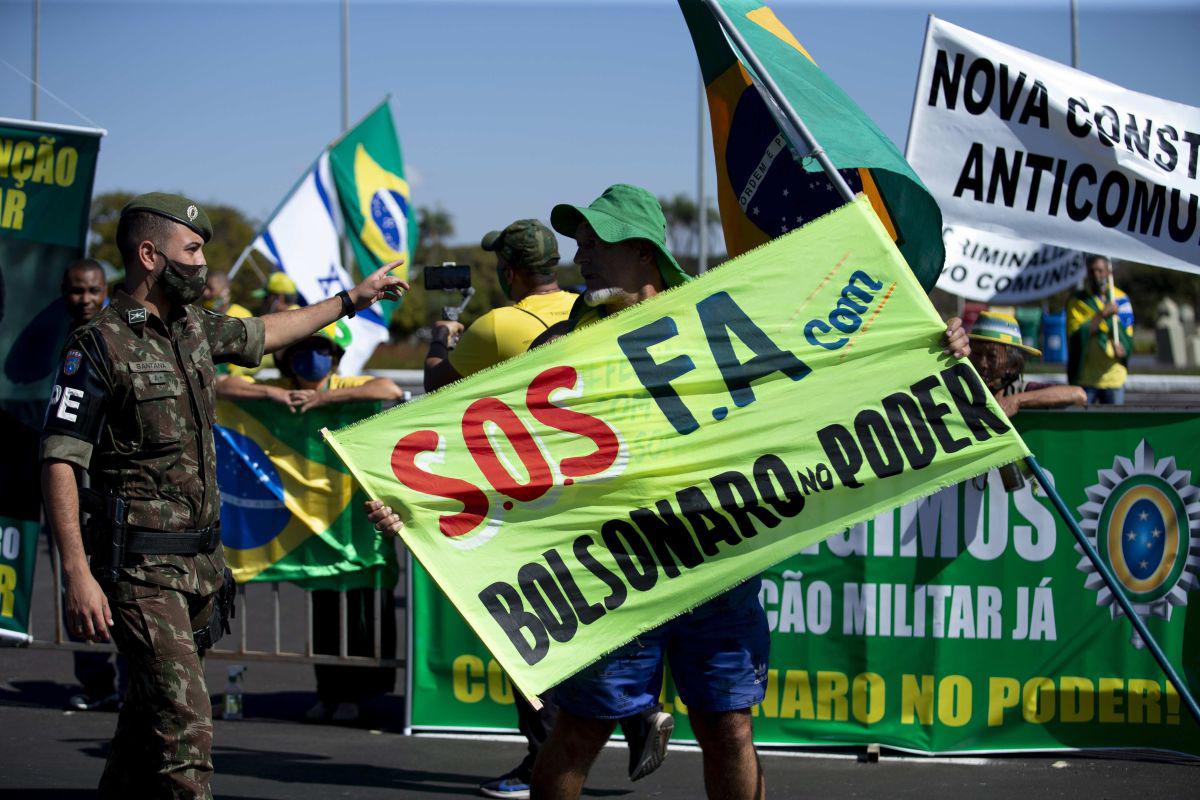 Dos pequeños grupos de bolsonaristas realizaron este domingo manifestaciones en Brasilia en las que defendieron una “intervención militar” en Brasil. (EFE/ Myke Sena).