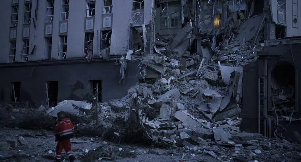 Un trabajador de emergencia camina frente a un hotel dañado luego de un ataque ruso en Kiev, Ucrania, el sábado 31 de diciembre de 2022. (Foto AP/Felipe Dana).