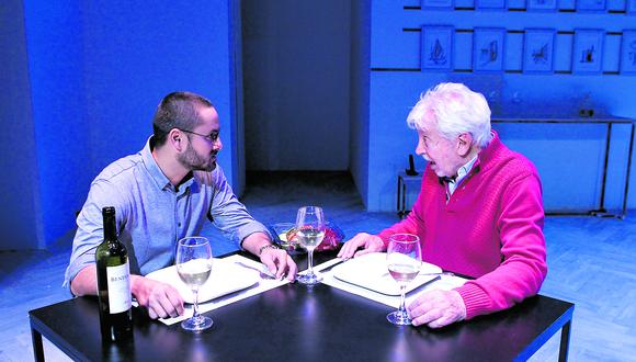 Rómulo Assereto y Osvaldo Cattone en tenso diálogo sobre la mesa. (Foto: Alessandro Currarino)