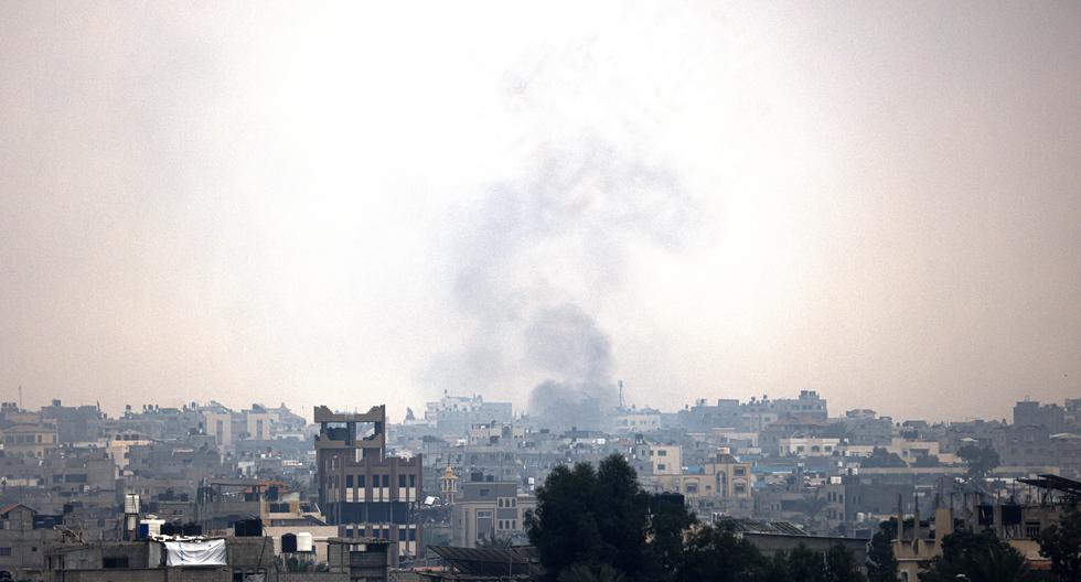 El humo por los bombardeos de Israel se eleva sobre los edificios en Jan Yunis, en el sur de la Franja de Gaza. (Foto de MAHMUD HAMS / AFP).