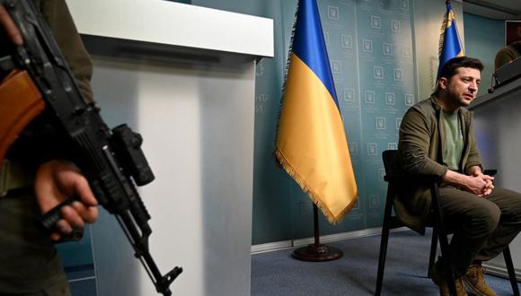 El presidente de Ucrania, Volodymyr Zelensky, habla durante una conferencia de prensa en Kiev el 3 de marzo de 2022. (SERGEI SUPINSKY / AFP).