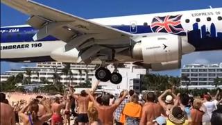 YouTube: avión aterrizo a pocos metros de bañistas (VIDEO)
