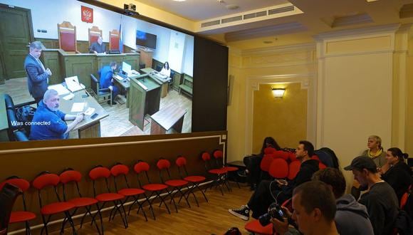 Los periodistas se reúnen frente a una pantalla en una sala de la Corte Suprema de Rusia durante una audiencia de un caso para revocar el registro del sitio web del periódico ruso independiente Novaya Gazeta en Moscú, Rusia, el 15 de septiembre de 2022. (Foto: REUTERS/Evgenia Novozhenina)