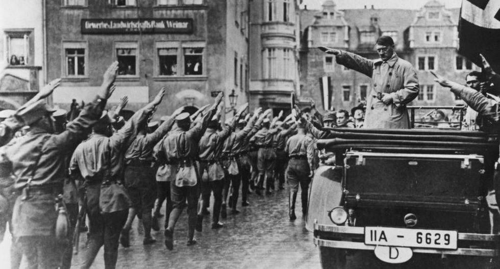 En 1936, el dictador alem&aacute;n Adolf Hitler inaugura la f&aacute;brica de Volkswagen, dedicada a producir coches populares. (Foto: Getty Images)