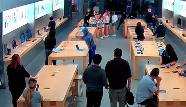 Cuatro encapuchados ingresaron a una tienda comercial y robaron aparatos tecnológicos en 30 segundos. (Foto: YouTube/captura)