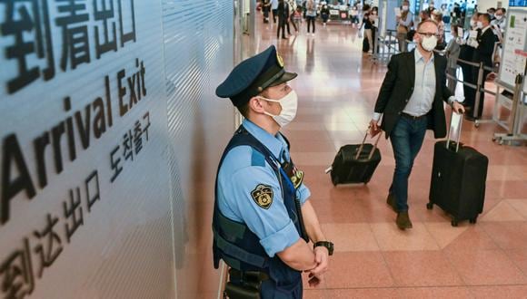 Los pasajeros llegan a la terminal internacional del aeropuerto Haneda de Tokio el 11 de octubre de 2022, cuando Japón reabrió a los viajeros extranjeros después de dos años y medio de restricciones por el covid. (Foto de Richard A. Brooks / AFP)