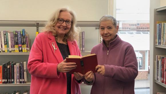 En esta imagen se aprecia a Lesley Harrison (derecha), la mujer que devolvió un libro a una biblioteca 56 años después. (Foto: North Tyneside Council / Facebook).
