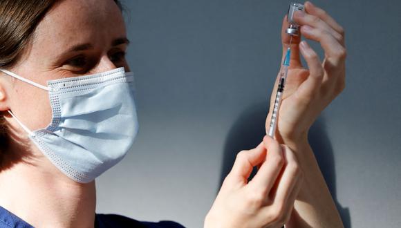 Una enfermera prepara una dosis de la vacuna Pfizer-BioNTech contra el coronavirus covid-19 en un centro de vacunación de Londres, Reino Unido, el 16 de julio de 2021. (Tolga Akmen / AFP).