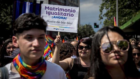 La gente participa en una marcha para exigir al gobierno de Chile la aprobación de una ley de identidad de género que permitiría el matrimonio entre personas del mismo sexo y la adopción homoparental, el 17 de noviembre de 2018. (Foto de Martin BERNETTI / AFP).