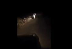 Mira el escalofriante video de un fantasma persiguiendo un auto