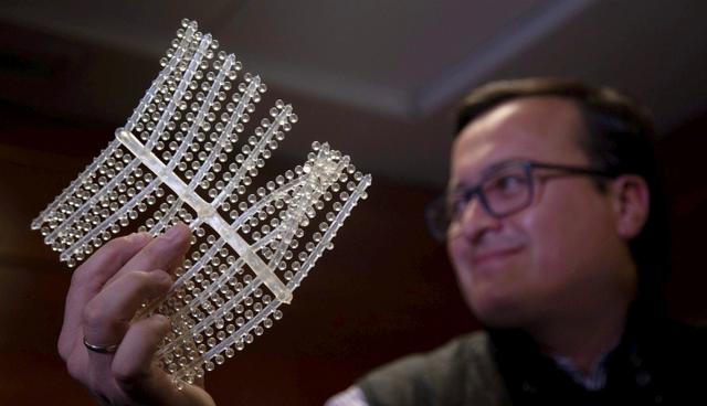 La fórmula hallada -PVA (alcohol de polivinilo, soluble en el agua) y otros componentes- permite "hacer cualquier material plástico", como cubiertos, platos o envases. (Foto: AFP/Claudio Reyes)