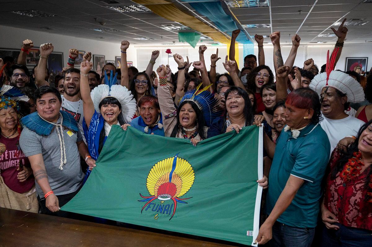 The new president of the National Indigenous Foundation (FUNAI), Joenia Wapichana, celebrates her appointment with indigenous people and FUNAI workers at the foundation's headquarters in Brasilia, on January 2, 2022. (Photo by MAURO PIMENTEL / AFP)