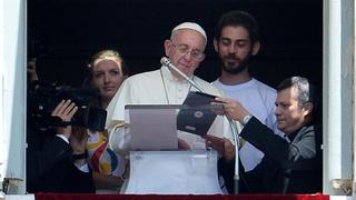 El Papa se inscribe en jornada de la juventud con una tablet