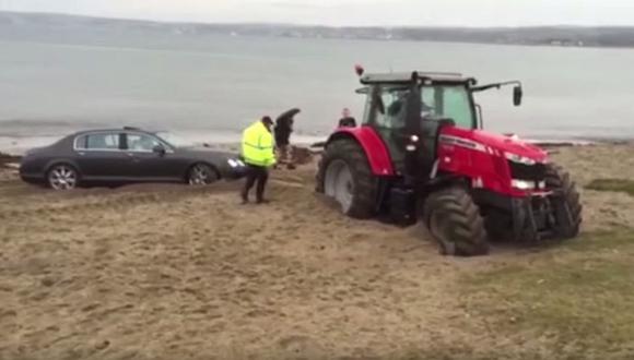 Un tractor se atolla al rescatar un Bentley atollado [VIDEO]