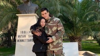 Can Yaman finaliza el servicio militar y vuelve a casa con su madre