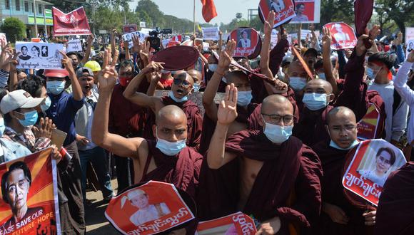 Los monjes budistas marchan durante una manifestación contra el golpe militar en Myanmar. (Foto: AFP).