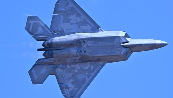 Un F-22 de la Fuerza Aérea de Estados Unidos participa en la Exposición Aeroespacial y de Defensa del Salón Aeronáutico Internacional de Australia, el 3 de marzo de 2023. (Foto referencial, Paul CROCK / AFP).