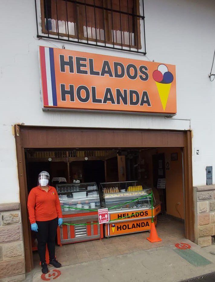 Helados Holanda es uno de los primeros negocios que uno ve al llegar a la Plaza central de Cajamarca. Hoy con seis locales en la ciudad, ha tenido que entrar a las redes con fuerza y apostar por la venta por delivery. Como no ha obtenido respuesta de los créditos estatales aún, sobrevive de los ahorros de su fundador y préstamos de amigos.