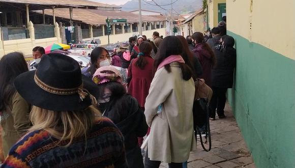 Turistas se encuentran varados en la estación San Pedro tras suspensión de trenes de Perú Rail. (Foto: Twitter)