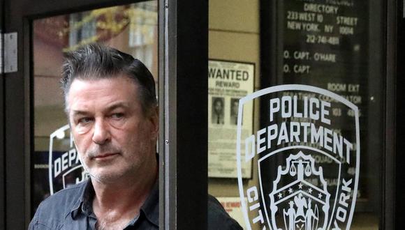 Alec Baldwin deja el departamento de policía de Manhattan. (Foto: Agencias)