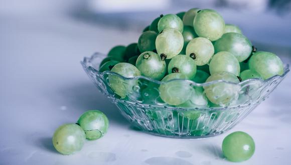 Se suelen comer 12 uvas, principalmente las verdes, a la medianoche para representar los doce meses del año y la buena fortuna. (Foto: Jerry Wang en Unsplash)