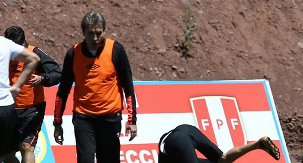 Ricardo Gareca se esforzó al máximo en partido de práctica con el comando técnico de la selección peruana. (Foto: Depor)