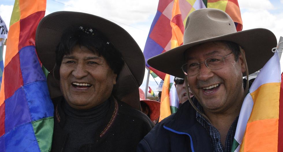El presidente de Bolivia, Luis Arce (derecha), y el expresidente Evo Morales encabezan una marcha progubernamental rumbo a La Paz, en Caracollo, el 23 de noviembre de 2021. (Foto de AIZAR RALDES / AFP).