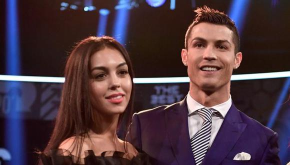 Georgina Rodríguez junto a Cristiano Ronaldo en la gala realizada este jueves en París. (Foto: AFP)