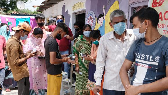 Un fila de personas en un centro de vacunación en La India. (Foto: Bloomberg)