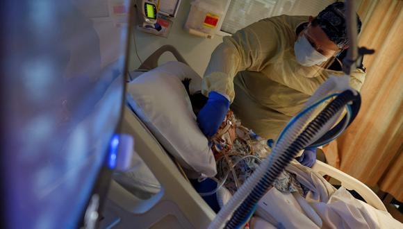 Medical staff treat a coronavirus disease (COVID-19) patient in their isolation room on the Intensive Care Unit (ICU) at Western Reserve Hospital in Cuyahoga Falls, Ohio, U.S., January 5, 2022.  REUTERS/Shannon Stapleton