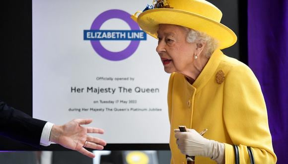 La reina Isabel II observa durante un evento para marcar la finalización de la línea Elizabeth en la estación de Paddington en Londres. (RUTERS/Toby Melville)