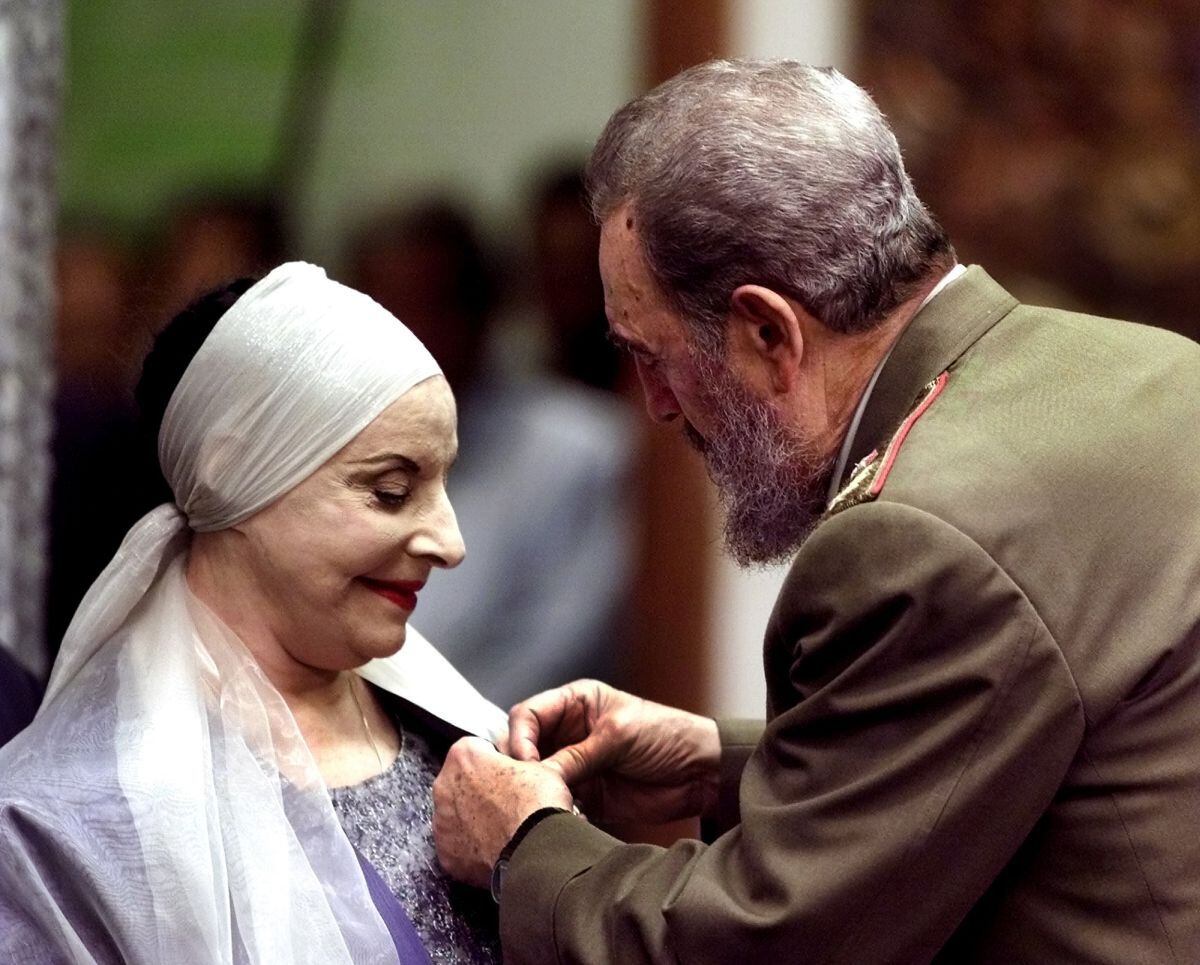 Alicia Alonso, siendo condecorada por Fidel Castro en el 2000. (Foto: AP)