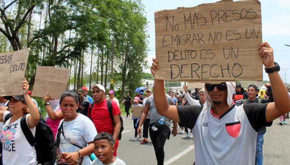 Migrantes de diferentes nacionalidades caminan en caravana hoy, rumbo a la frontera norte en la ciudad de Tapachula, estado de Chiapas (México).