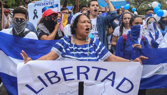 En esta foto de archivo tomada el 26 de mayo de 2019, manifestantes antigubernamentales se manifiestan para aumentar la presión sobre el presidente Daniel Ortega para que libere a los presos, frente a la Iglesia San Agustín en Managua. Más de 200 opositores de Nicaragua detenidos se dirigían a Estados Unidos el 9 de febrero de 2023, luego de ser liberados por las autoridades, dijeron familiares y opositores (Foto: INTI OCON / AFP)