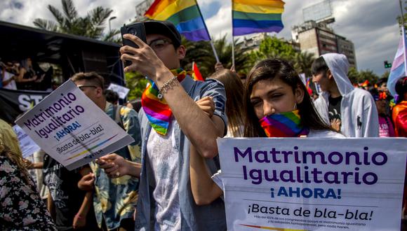 Marcha para exigir al gobierno la aprobación de una ley sobre identidad de género que permitiría el matrimonio entre personas del mismo sexo y la adopción homosexual en Santiago el 17 de noviembre del 2018. (Foto Referencial: AFP).