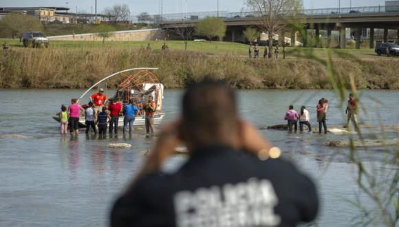 Un policía federal mexicano observa cómo miembros del grupo Beta del Instituto Nacional de Migración de México rescatan a migrantes centroamericanos que intentaban cruzar el Río Bravo en el estado de Coahuila, México, el 15 de febrero de 2019.