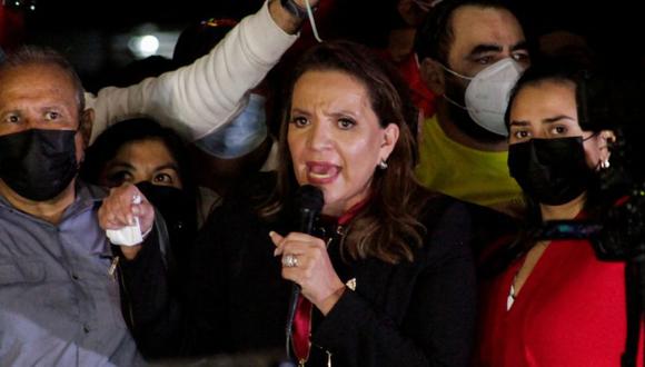 La presidenta electa de Honduras, Xiomara Castro, da un discurso a sus partidarios durante una vigilia frente al congreso de Honduras en Tegucigalpa, Honduras. (Foto: REUTERS/Fredy Rodríguez).