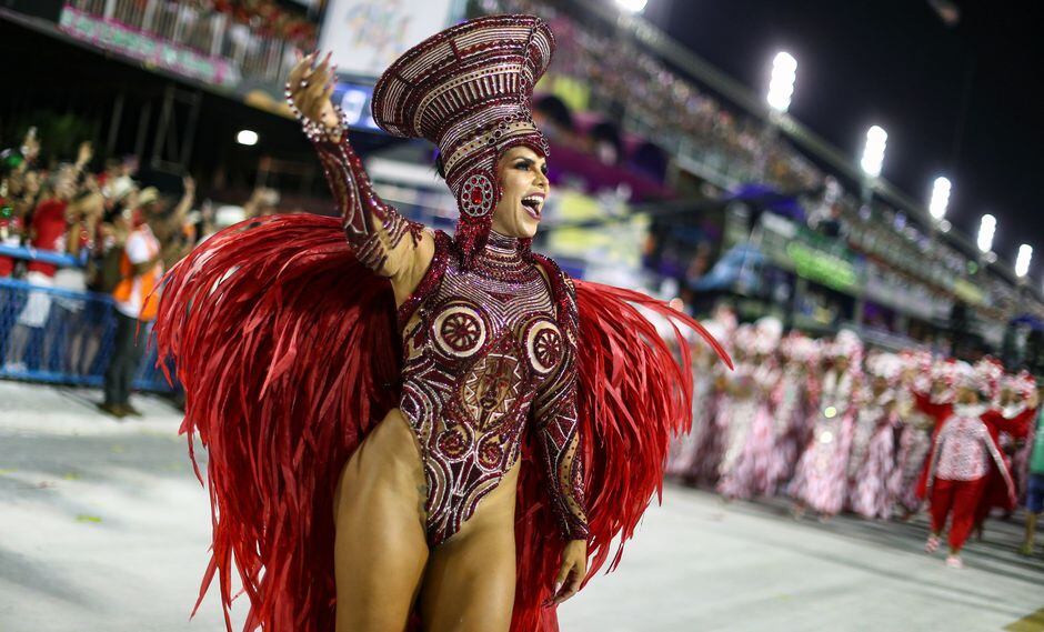 La reina del tambor Raissa Machado, de la escuela de samba Viradouro, desfila durante la primera noche del Carnaval Río de Janeiro. (REUTERS / Pilar Olivares).
