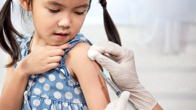 La comunidad médica califica la proliferación de información falsa sobre las vacunas como una amenaza a la salud pública. (Foto: Getty Images)