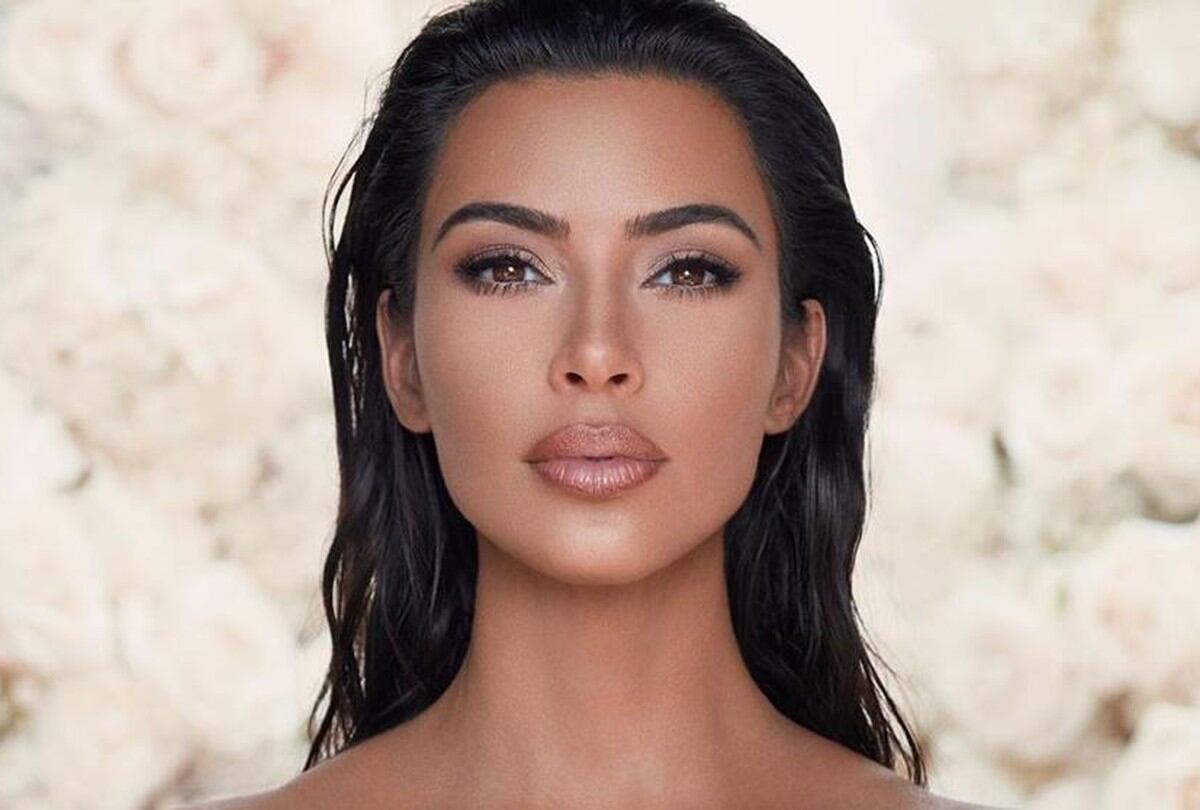 Kim Kardashian sorprende a sus seguidores con su nueva línea de maquillaje y con su nueva apariencia