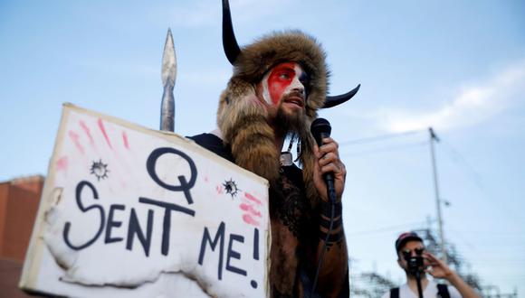Jacob Chansley, sosteniendo un cartel que hace referencia a QAnon, es visto hablando en Phoenix. Arizona, el 5 de noviembre de 2020. (REUTERS/Cheney Orr).