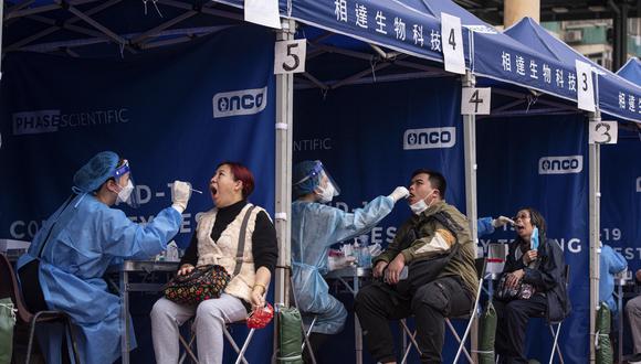 Las autoridades preparan planes para que los 7,5 millones de habitantes de Hong Kong se sometan a una prueba de detección obligatoria del COVID-19. (Foto: Louise Delmotte / AFP)