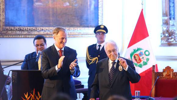 El alcalde de Lima, Jorge Muñoz, lamentó la partida de Luis Bedoya a quien consideró como “un defensor de la democracia”. “Nuestras condolencias a sus deudos”, sostuvo Muñoz. (Foto: MML)