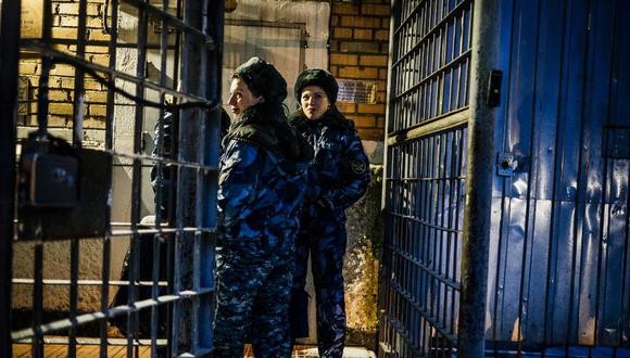 Guardianas de la colonia penal en Novoye Grishino resguardan la entrada. Este campo de trabajo está ubicado en la localidad de Dmitrov.  (Dimitar DILKOFF / AFP)