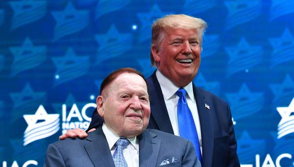 Donald Trump se encuentra en el escenario con el director ejecutivo filántropo de Las Vegas Sands Sheldon Adelson antes de su discurso en la Cumbre Nacional del Consejo Estadounidense Israelí 2019. (Foto de MANDEL NGAN / AFP).