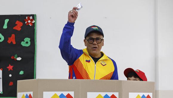 El presidente de la Asamblea Nacional Bolivariana de Venezuela, Jorge Rodríguez, vota durante el referéndum consultivo sobre el Esequibo. (Foto de Pedro RANCES MATTEY / AFP).